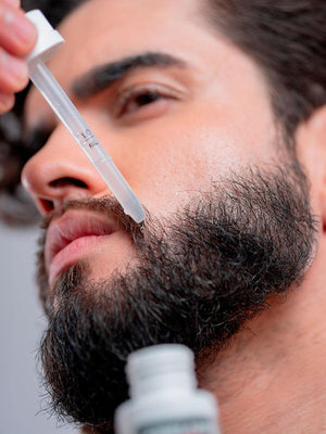 Frasco de Minoxidil para crescimento de barba com aplicação precisa