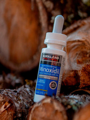 Frasco de Minoxidil Kirkland 5% em ambiente natural para cuidados com a barba