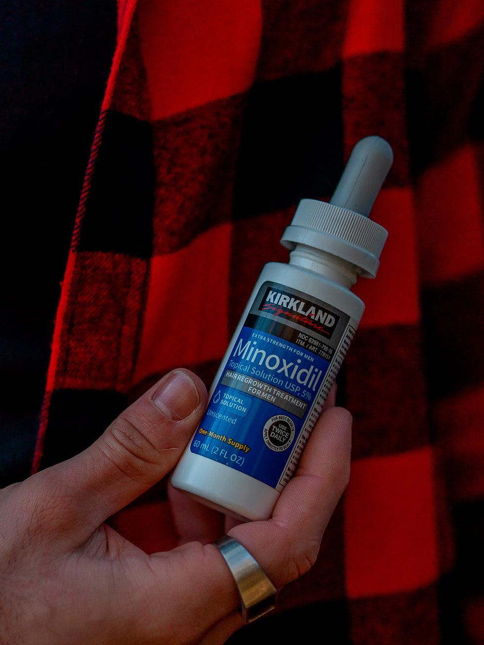 Uso do Minoxidil Kirkland diretamente na pele para preencher falhas na barba
