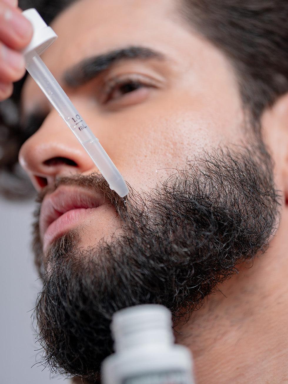 Aplicação do Minoxidil 5% na barba masculina, ideal para ativar folículos e estimular crescimento natural dos fios