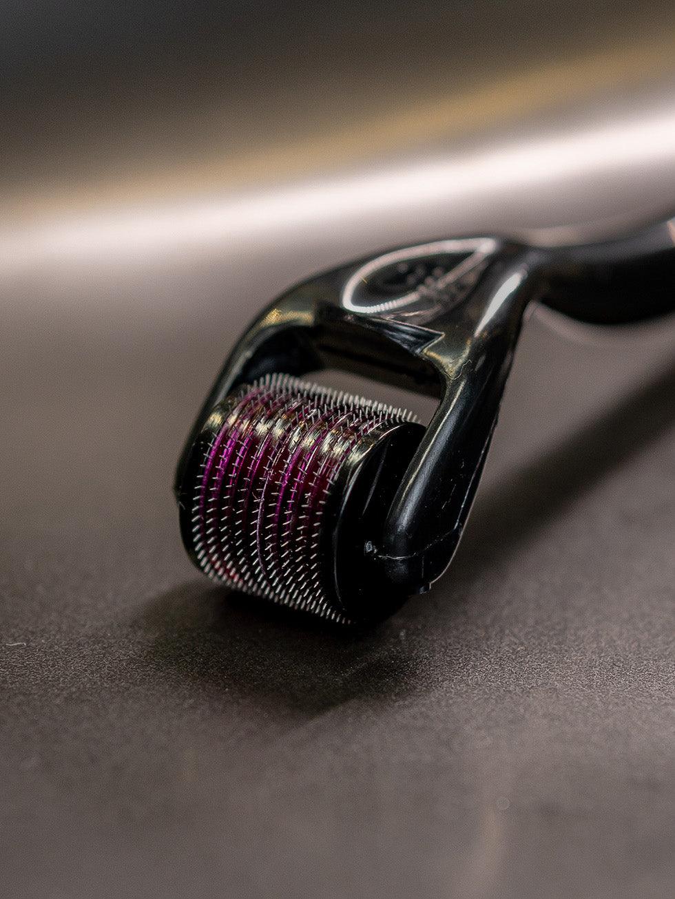 Close do Dermaroller mostrando as microagulhas que ativam o colágeno e ajudam no tratamento da pele