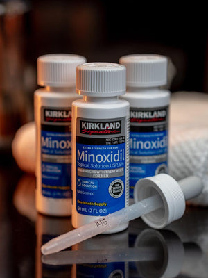 Minoxidil Kirkland 5% em destaque com conta-gotas, tratamento eficaz para preencher falhas na barba e combater calvície