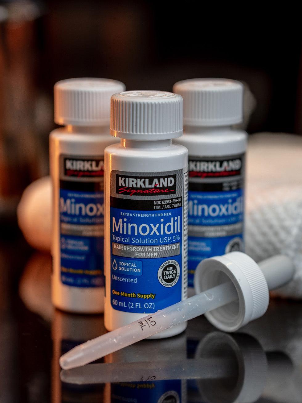 Minoxidil Kirkland 5% em destaque com conta-gotas, tratamento eficaz para preencher falhas na barba e combater calvície