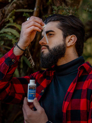 Aplicação do Minoxidil 5% diretamente na barba para estimular o crescimento